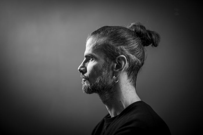 Avec Living Being IV – Time Reflections, Vincent Peirani et son quintet historique signent une œuvre ancrée dans l’exploration musicale du temps.