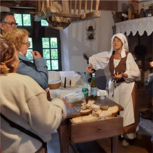 Accueil en costumes et visite d’un monument historique aménagé en musée