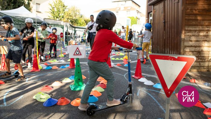 Une rue aux enfants, c’est un espace fermé temporairement à la circulation motorisée, où les enfants peuvent alors jouer en toute sécurité et en toute tranquillité.