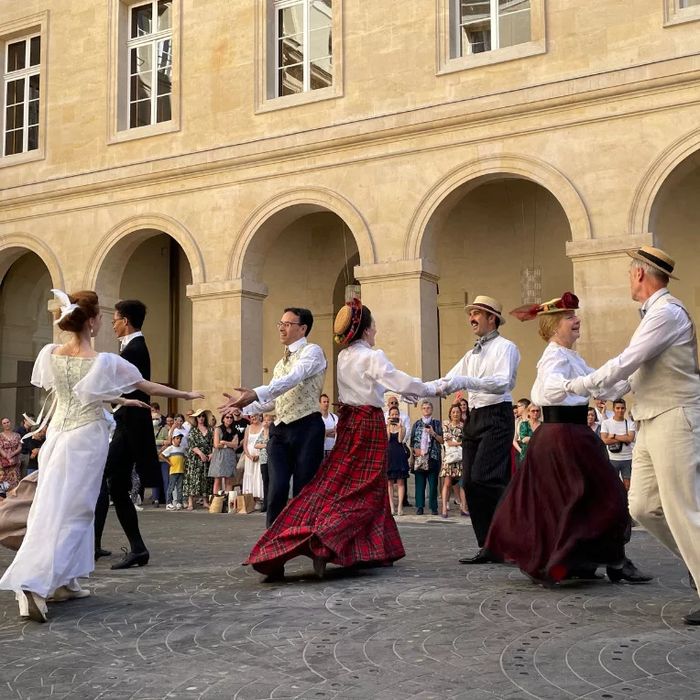 Voyagez dans le temps en dansant à l'occasion d'un bal époque !