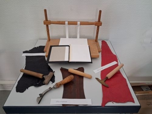 A vos papiers, pliez, cousez !