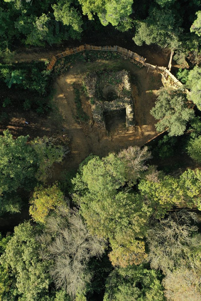 Découvrez l'archéosite de la porte de Sabran autour d'une énigmatique construction médiévale