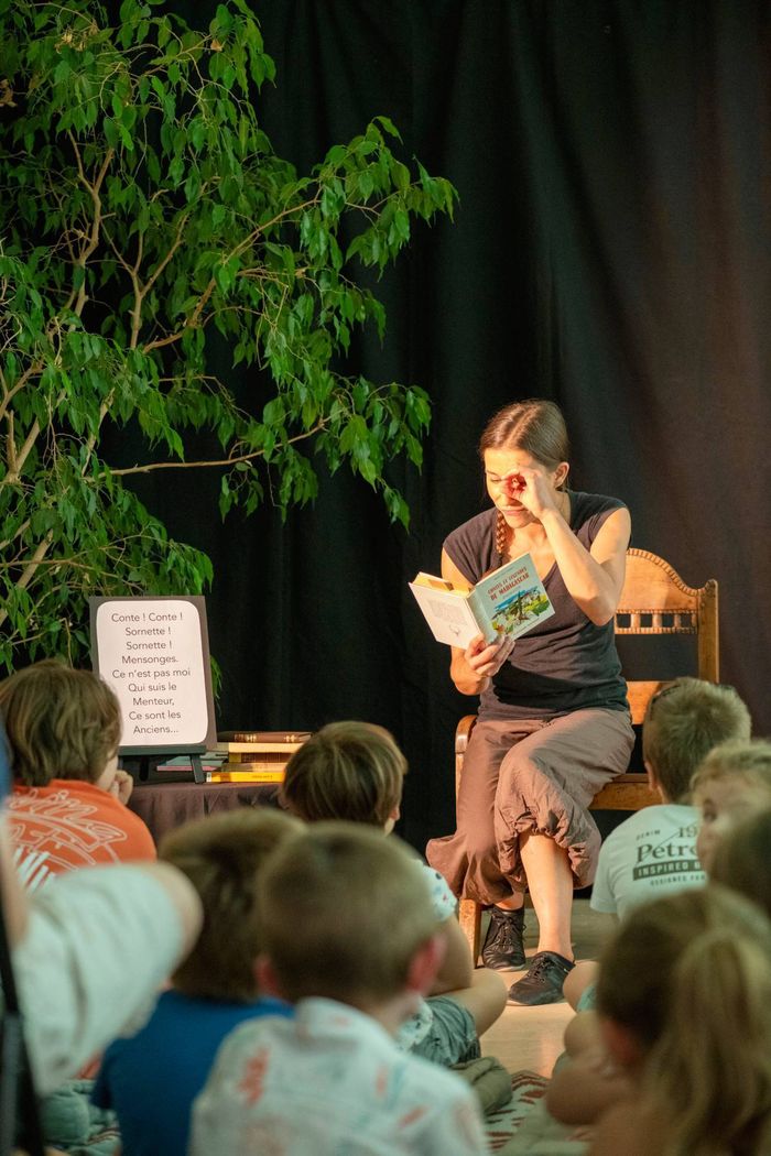 "Contes d'outre-mer", narrated reading at snack time in the National Overseas Archives