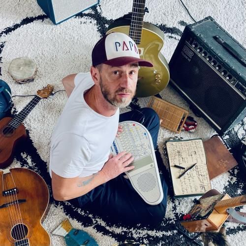 TOM POISSON "GARCON(S)"Nouvelle aventure pour Tom Poisson après deux années de tournée en trio en marge de son album « Jean-Michel ». C’est en solo, que Tom continue son exploration avec moulte no ...