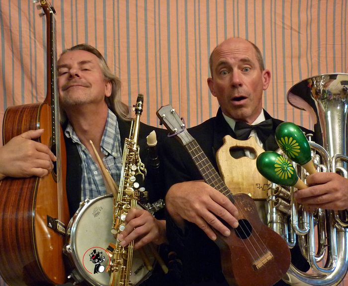 C'est l'histoire d'un professeur très sérieux qui vient donner un cours de musique mais qui sera perturbé par un plombier sans gêne venu réparer une fuite d'eau.