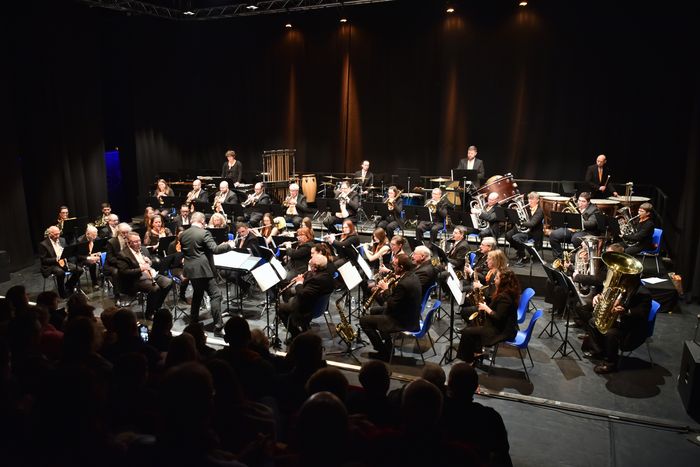 ✨ LIGHT SHOW — le rendez-vous incontournable revient ! Chaque année, l’Orchestre d’Harmonie de Carvin transforme la scène en spectacle total… et cette édition vous emmène au cœur de l’Asie !