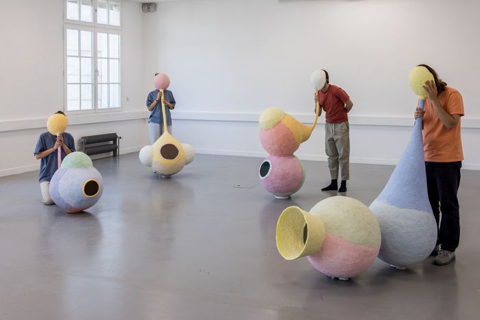 Découvrez l'exposition de l'artiste Tangui Bidou où l'’objet est le prolongement de notre souffle et devient la trace de notre présence. Tout évoque un monde qui se bricole, ...