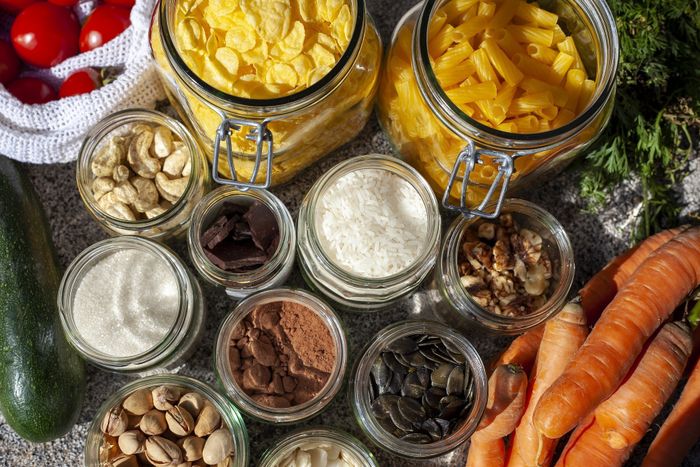 Apprenez comment traquer le suremballage et mieux choisir ses produits pour sa santé et pour la planète.