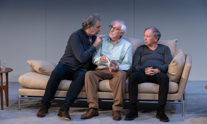 Complices à l’écran, sur scène et dans la vie, François Morel, Olivier Broche et Olivier Saladin reprennent la pièce de Yasmina Reza.