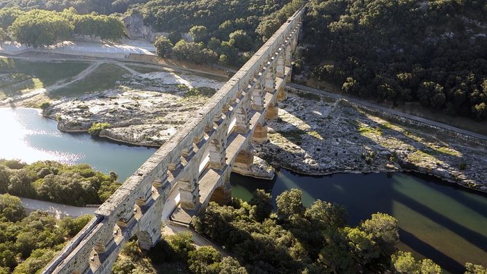 Passage commenté de la canalisation du pont du Gard
