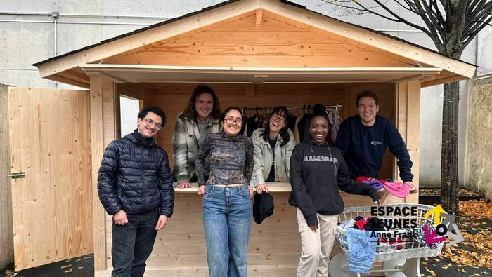 Friperie solidaire à l'Espace Jeunes Anne Frank