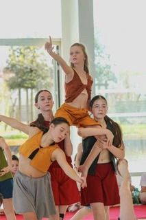 Spectacle « On y croit encore » par le groupe chorégraphique junior d’Hervé Koubi : entre transmission et résistance