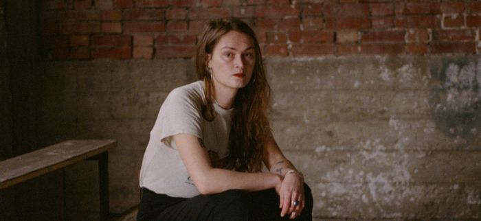 Voix envoûtante et univers feutré : Zoe Heselton nous invite à un voyage entre folk, soul et pop intimiste. Une soirée tout en douceur et en émotions.