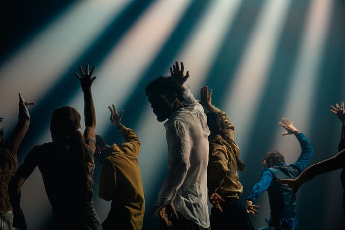 L’immense chorégraphe et musicien Hofesh Shechter libère la puissance viscérale des jeunes danseurs de sa troupe. Portés par les pulsations de sa musique, ils s’abandonnent au mouvement.