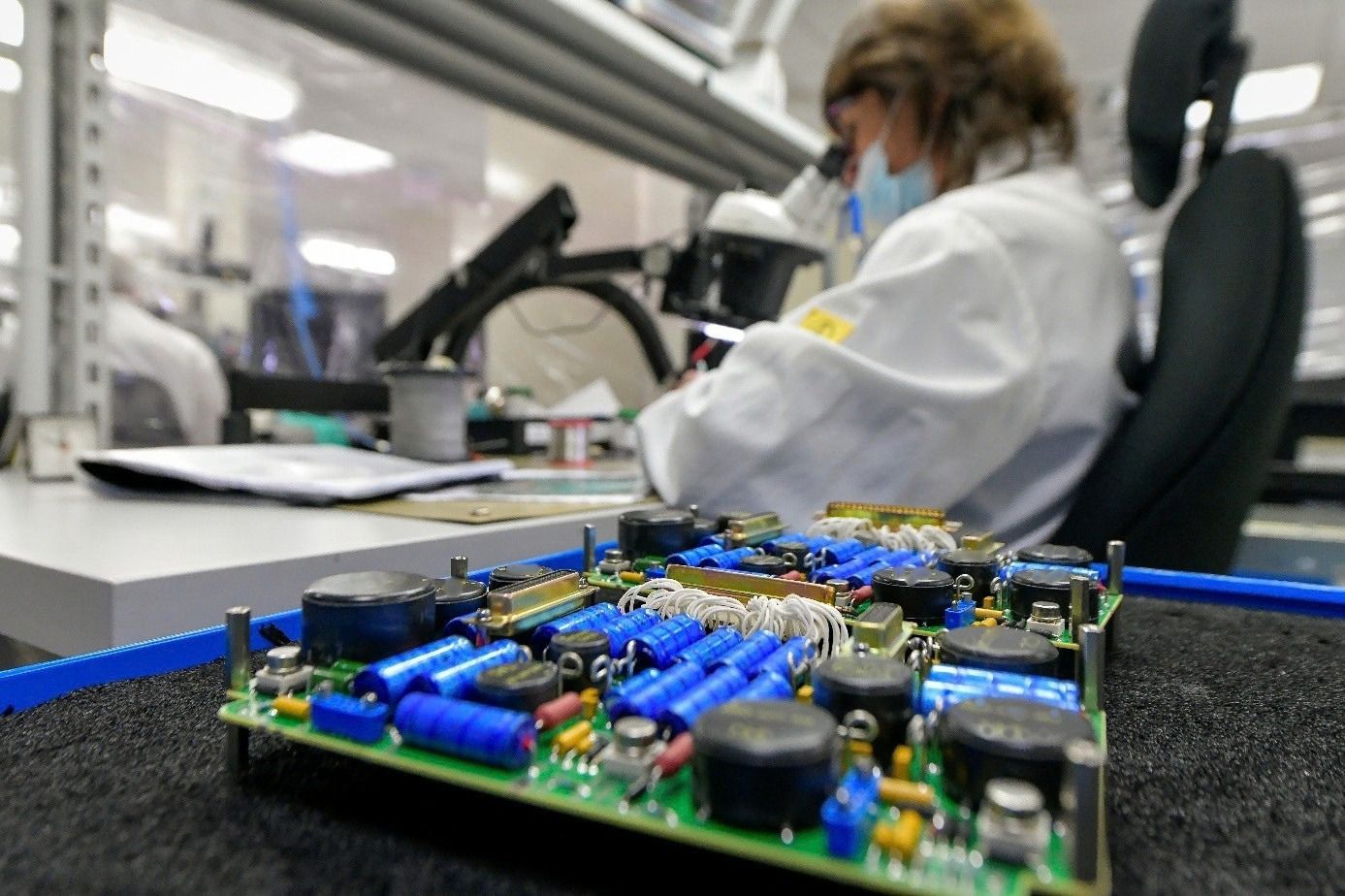 Découvrez les métiers de l’industrie électronique critique au cœur du site de production LGM de Marville !