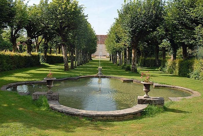 Promenade romantique dans un jardin à la française