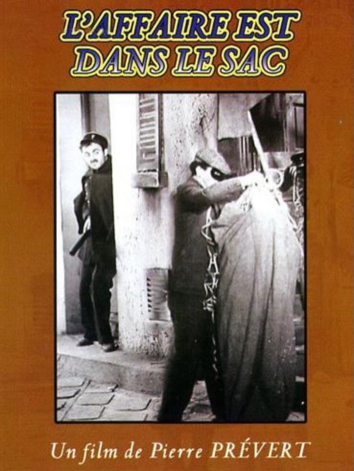 Projection du film "L'affaire est dans le sac", film français réalisé par Pierre Prévert et écrit par son frère Jacques Prévert, sorti en 1932
