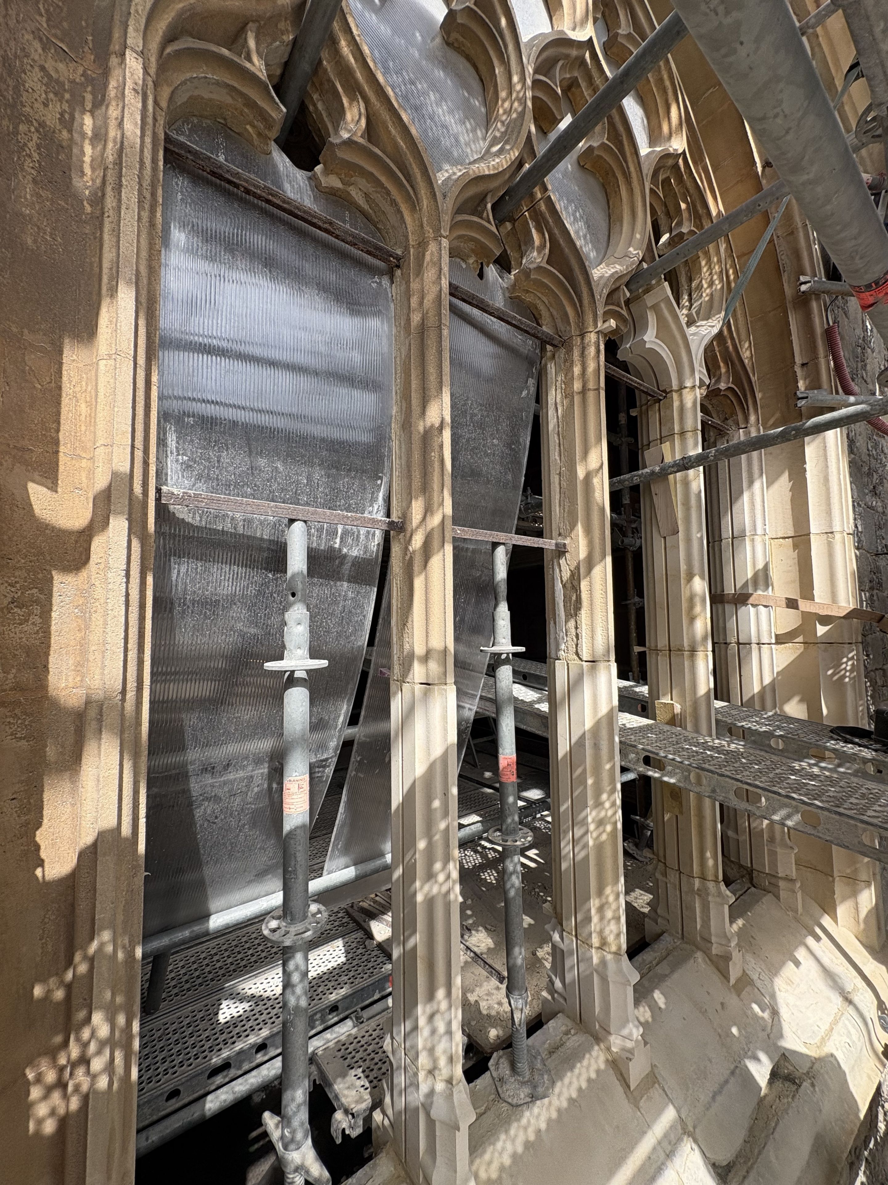 Maçonnerie & taille de pierre : les travaux en cours sur l'église St-Pierre d'Ault