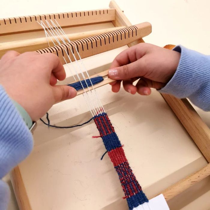 Tissez, entrelacez, créez ! Découvrez l'art de la passementerie en famille et repartez avec votre bracelet réalisé de vos propres mains.