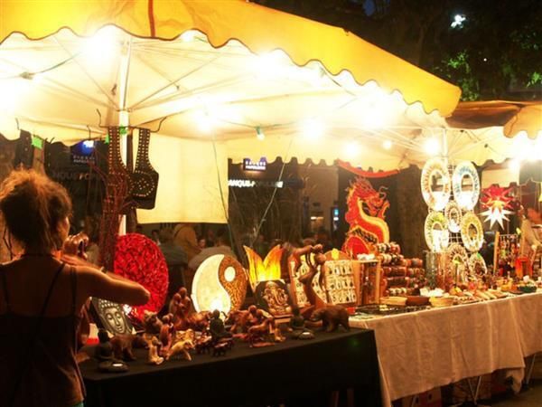 Marché nocturne autour du lac