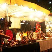 Marché nocturne autour du lac