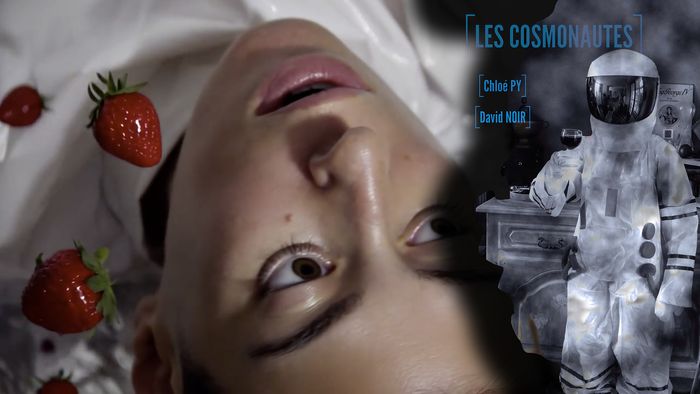 Les Cosmonautes est un concept poétique mêlant vidéo et performance où les métamorphoses oniriques de deux interprètes, générées à l’écran par l’IA, sont répercutées sur scène.