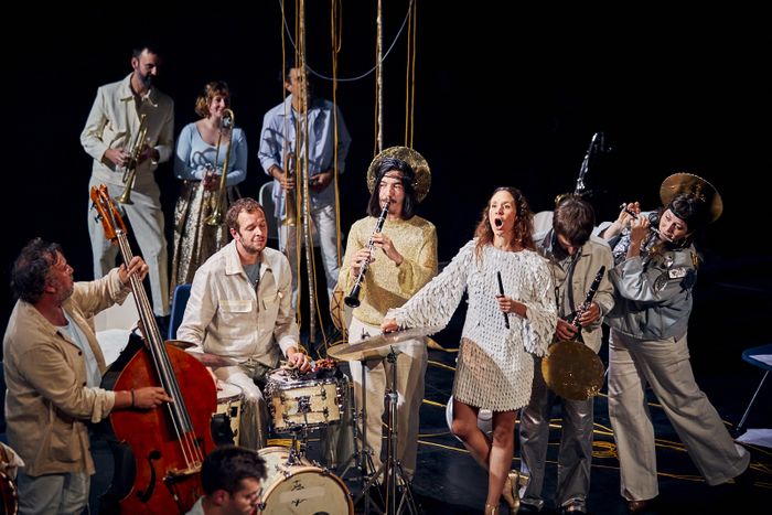 À partir de récits de miracles recueillis à travers la France, l’orchestre La Sourde compose une symphonie pour paroles et instruments : une traversée scintillante où l’invisible apparaît.