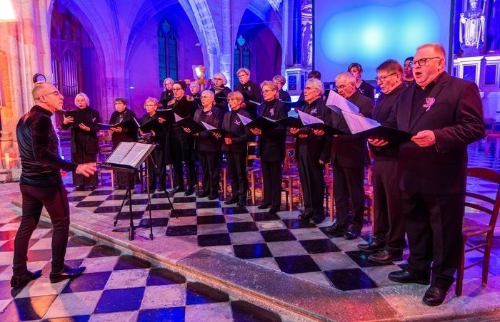 Concert de Noël traditionnel avec chants et musique d'orgue.