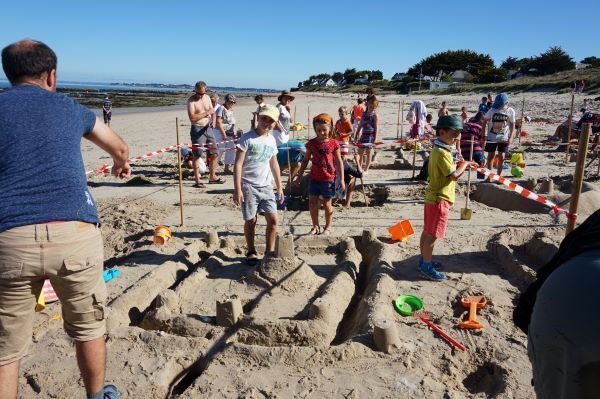 Concours de châteaux de sable en famille