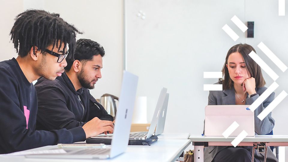 Le Diplôme d'Accès aux Études Universitaire option scientifique est équivalent au bac S. Il vous donne toutes les chances d'être reçu à l'université (BUT, Licence...) ou passer des concours.
