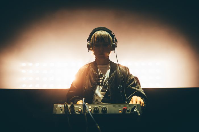 Un DJ set commenté mettant en lumière l'héritage culturel légué par les générations de femmes (et minorités de genre) précédentes.