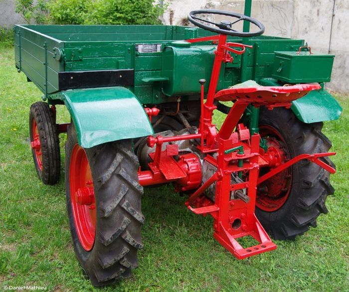 Rassemblement de véhicules agricoles et de transport anciens
