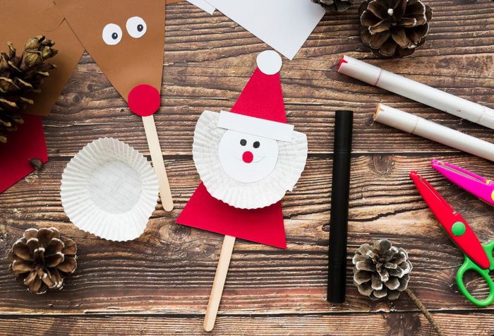 Viens fabriquer ta décoration de Noël pour l'accrocher sur ton sapin. Dès 6 ans.