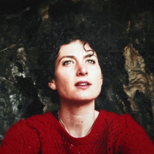 Fanny Perrier-Rochas fait surgir des chants millénaires dans une forme électro-organique brûlante et hypnotique. Avec Éléonore Pernet et Florian Monchatre, elle ouvre un espace où voix, violoncell ...