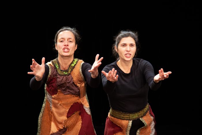 Un spectacle survolté, à deux voix, proposé par les conteuses Barbara Glet &&nbsp;Anne-Lise Vouaux-Massel.