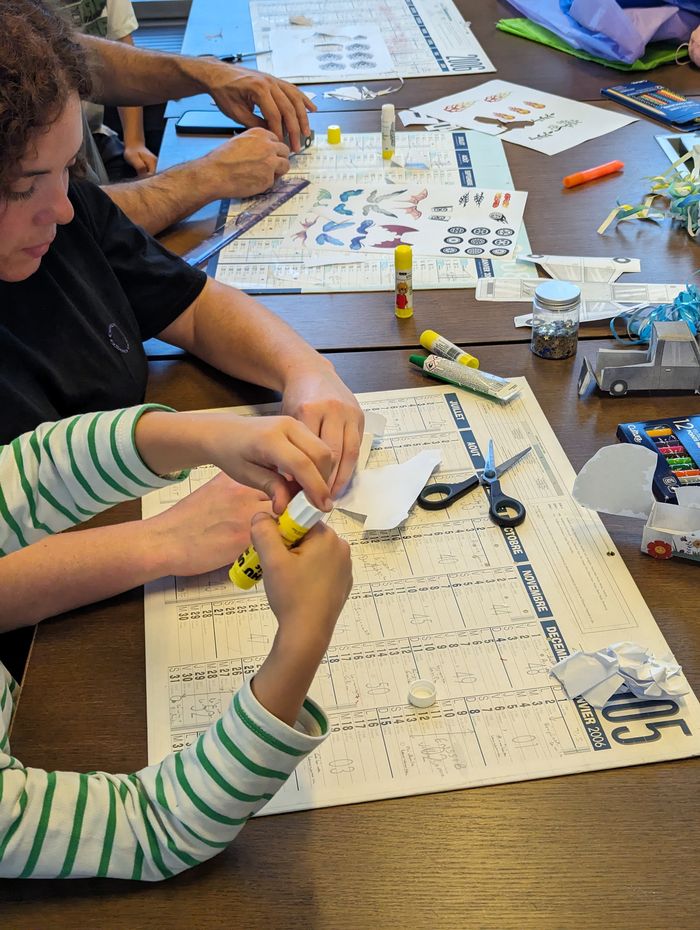 À partir d’un décor de bois, les jeunes visiteurs et leurs parents découvrent les œuvres du musée et réalisent leur propre exposition, leur « musée idéal » !