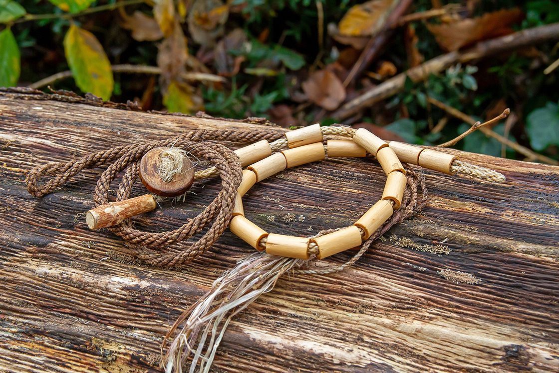 Fabriquez un bracelet en fibres de yucca et sureau