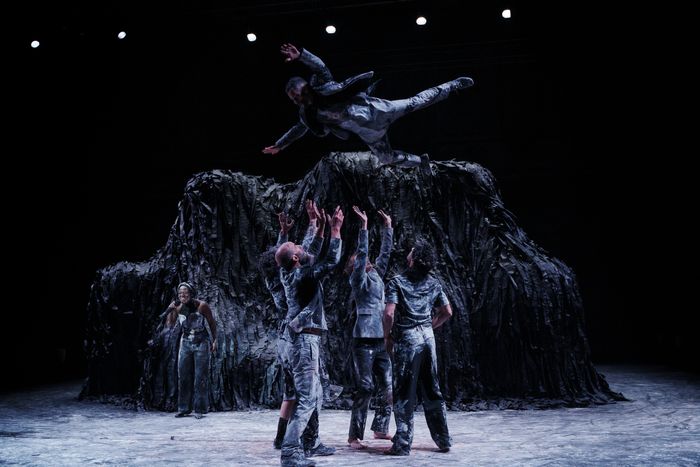 Convoquant la danse, l’acrobatie, le clown et le chant, Qui som? est un spectacle total d’une force prodigieuse, où s’invente, sous nos yeux ébahis, un monde à venir.