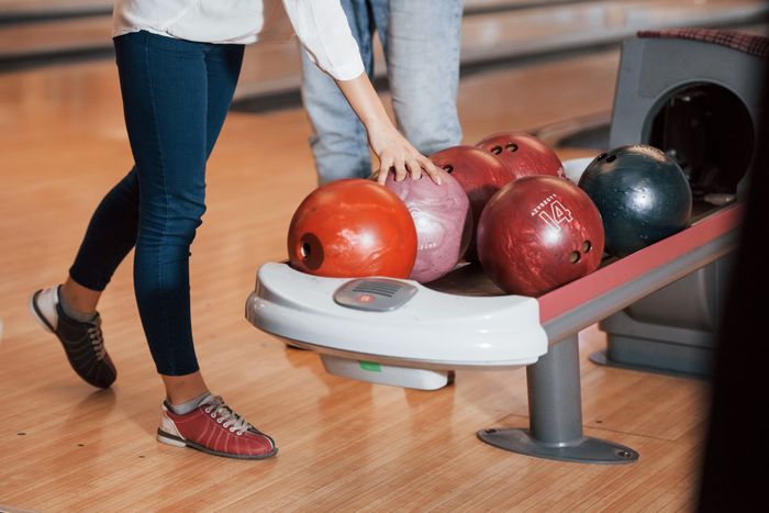 Une sortie fun et dynamique pour se retrouver entre amis autour d’une partie de bowling ! Strikes, défis et fous rires garantis dans une ambiance conviviale et détendue.