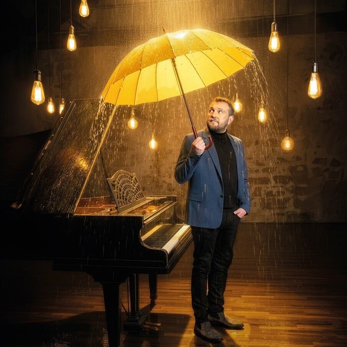 Oldelaf se lance dans une aventure scénique inédite avec un spectacle en solo, plus intime et introspectif, sans jamais perdre son humour et son sens du décalage.