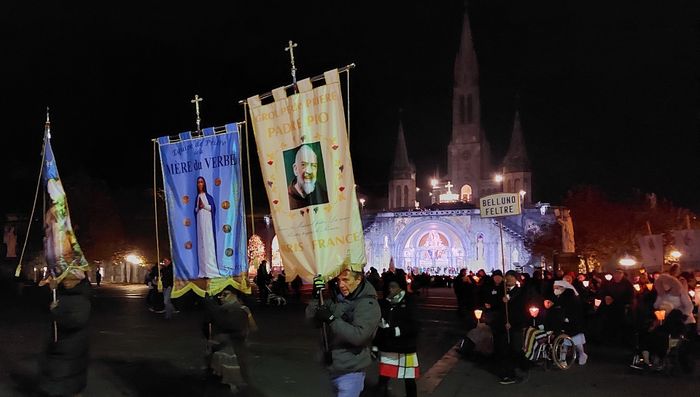 Procession aux flambeaux pour l'Église