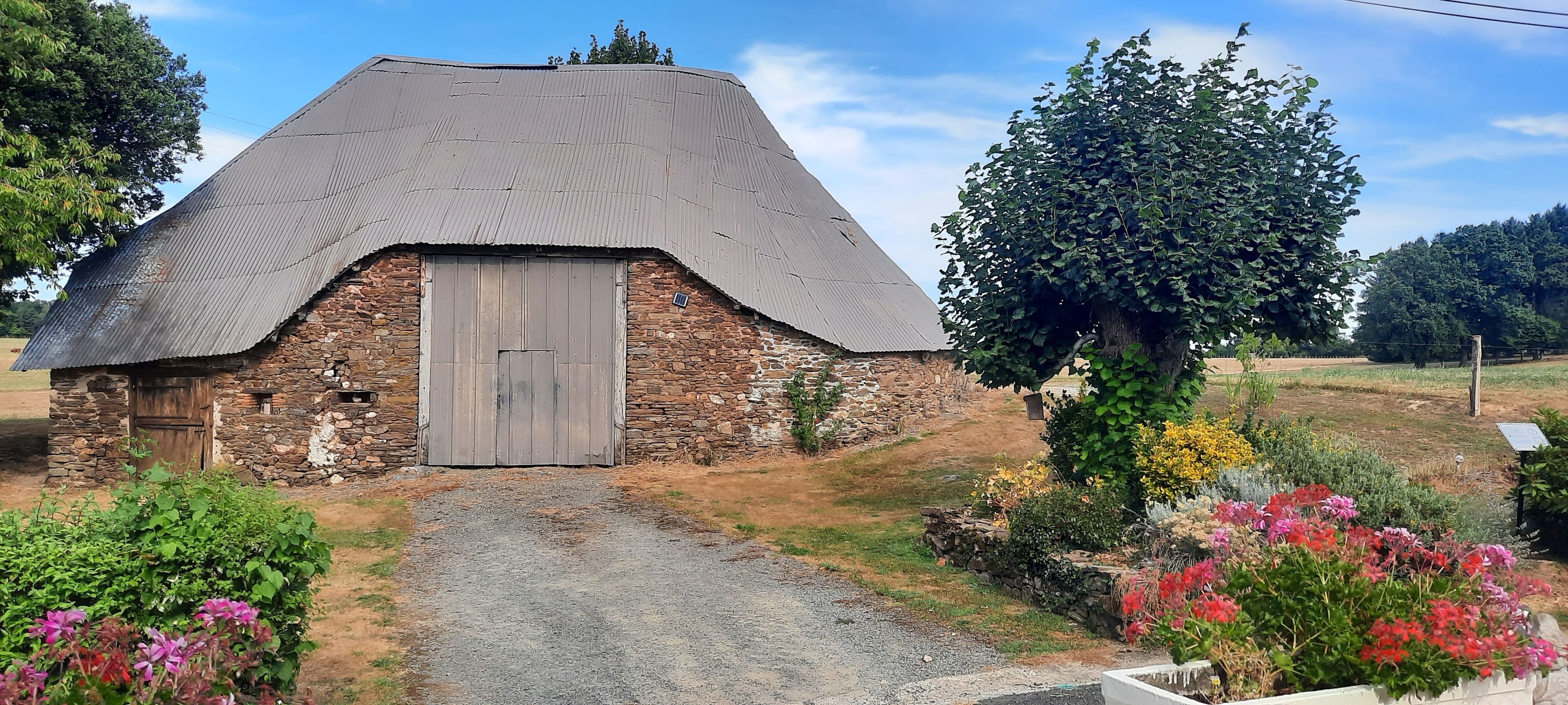 Visite libre d'une grange ovalaire