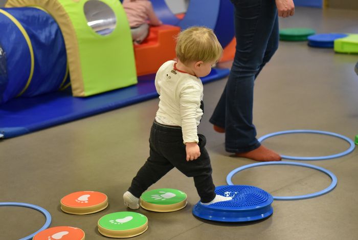 Un atelier ludique et sécurisé pour aider les tout-petits à développer leur motricité, leur équilibre et leur coordination à travers des jeux, parcours et activités physiques adaptées à leur âge.