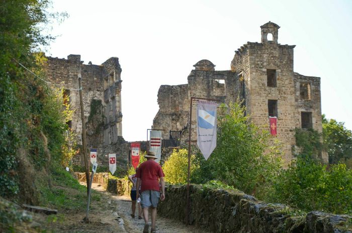 Plongez dans l'histoire mouvementée de la vallée lors d'une visite immersive au château