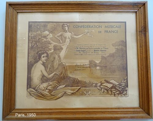 Exposition de drapeaux anciens et gravures d'époque