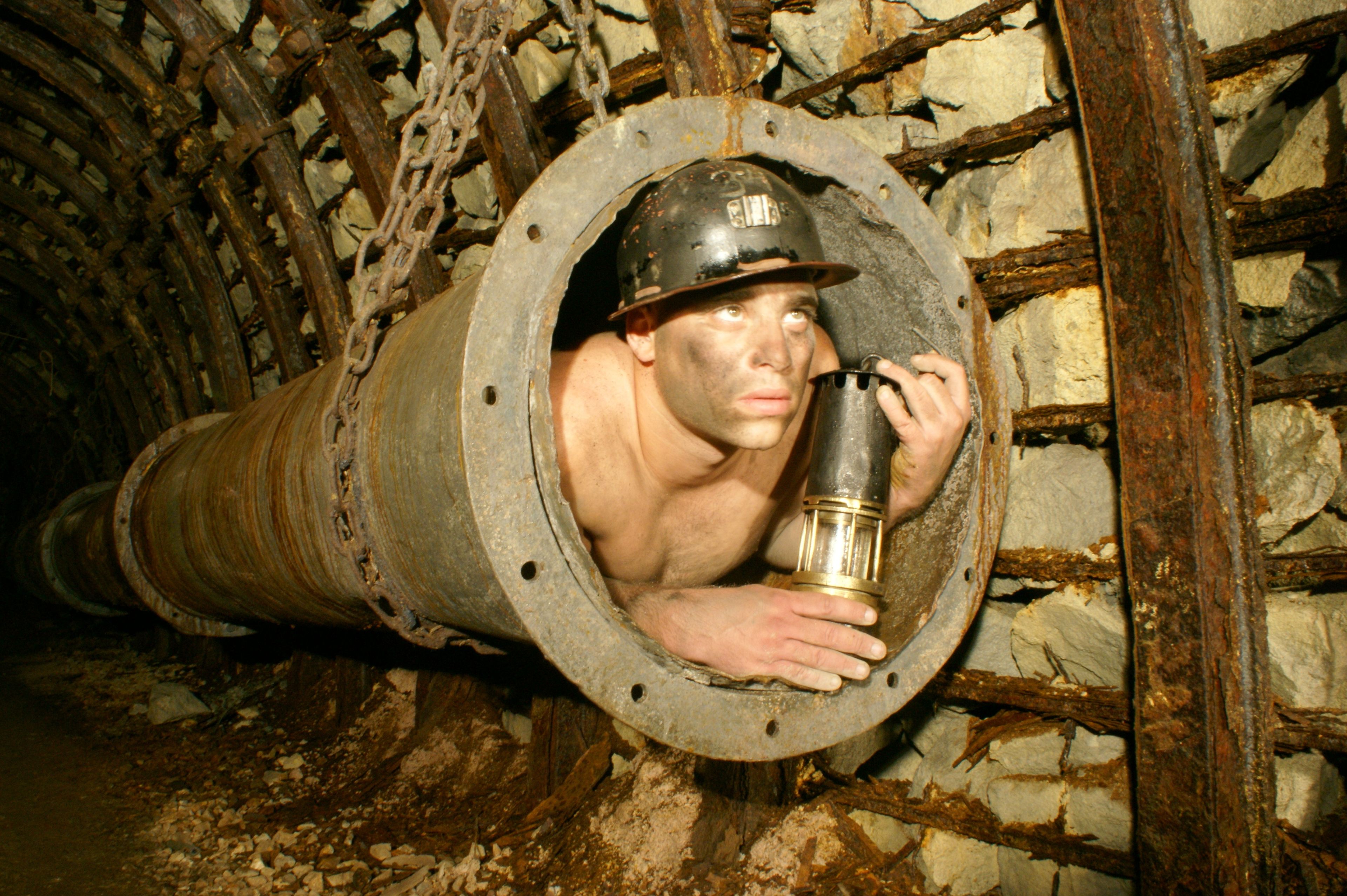 Visite à la lampe de mine et spectacle participatif théâtre et cirque