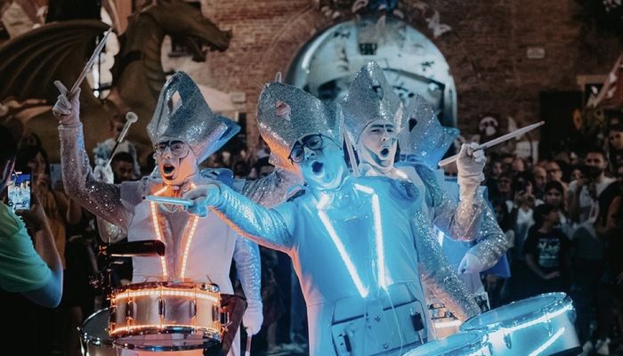 Les Moz Drums, musiciens lumineux et hauts en couleur, débarquent dans un nuage de fumée pour un spectacle festif et plein d’énergie  !
