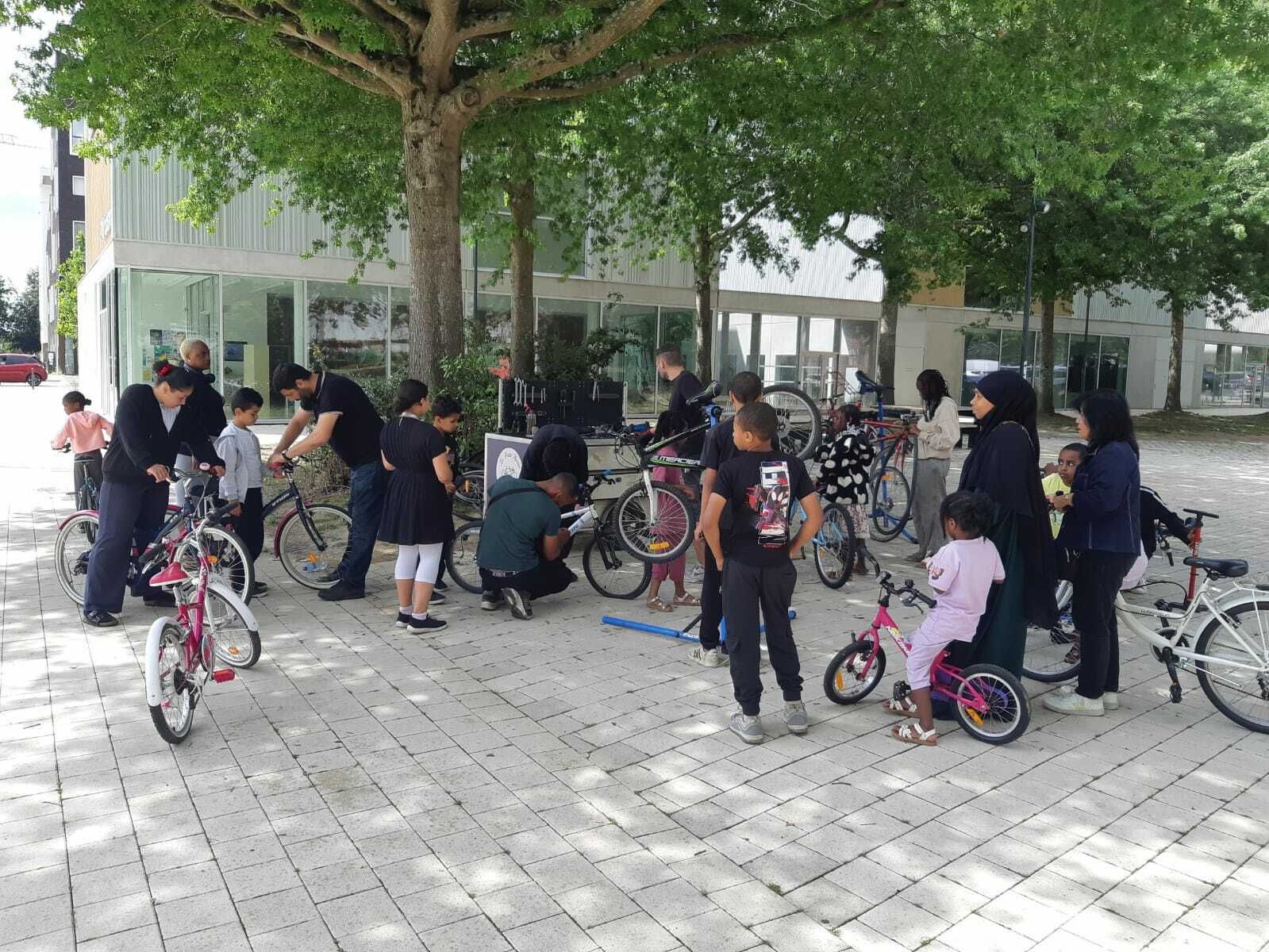 Atelier mobile participatif d'auto-réparation de vélo