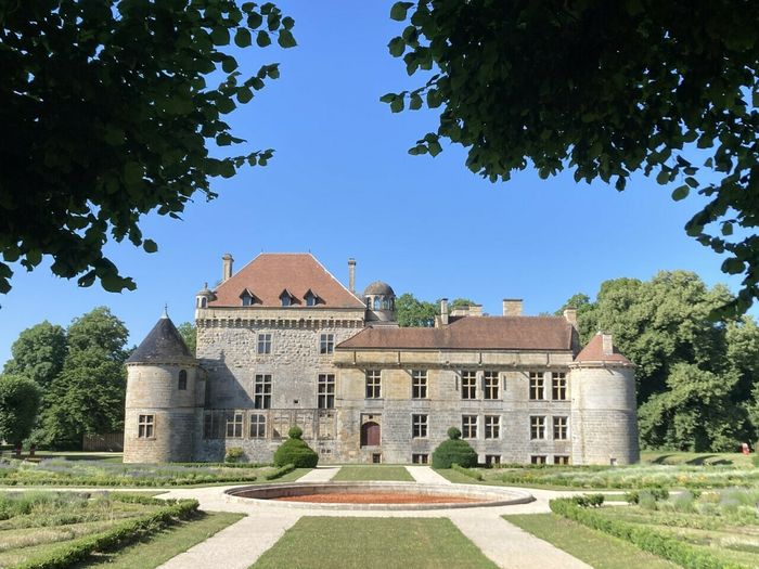Visitez librement un château du XVIe siècle et ses jardins