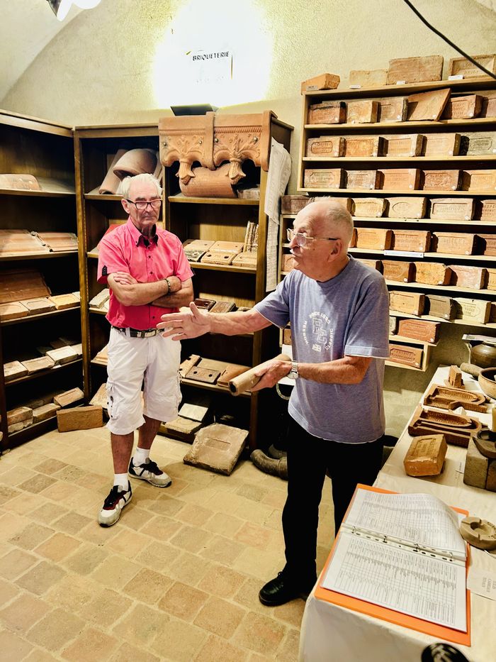 Visite accompagnée de la collection de briques de Paul Robert